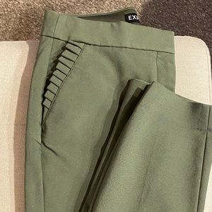 Mid Rise Ruffle Pocket Columnist Ankle Pant